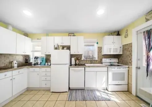 Beach Cabin - perfect for your family getaway! Pet Friendly! by RedAwning