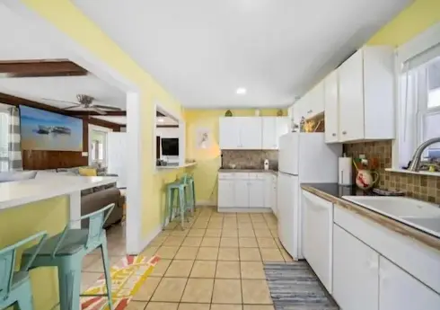 Beach Cabin - perfect for your family getaway! Pet Friendly! by RedAwning